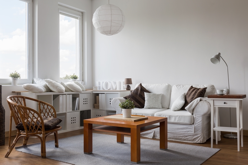 Careful wrapping of fragile items for a Putney move